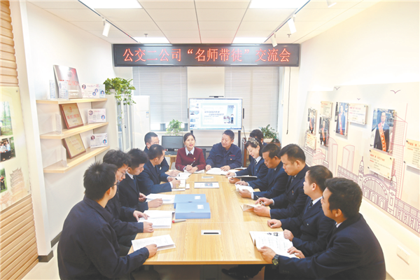 武汉“大城工匠”郑春明——“教授”汽修工出彩打磨“卓越”公交(图2) 图片