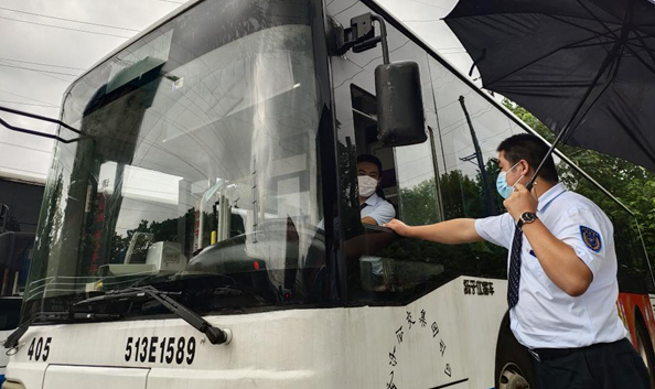 武汉公交多举措应对强降雨天气，保障市民安全出行(图2)