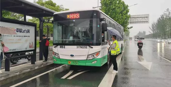 武汉公交多举措应对强降雨天气，保障市民安全出行(图4)