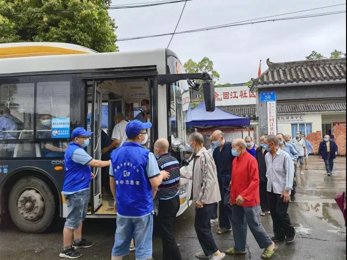 办好事、解民忧、暖民心，成都公交集团为敬老院老人开行疫苗接种专线(图2)