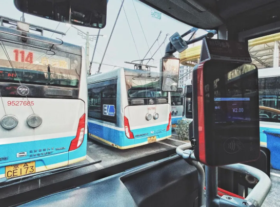 保障开学季 北京公交集团提前早高峰运营 日均加车4000余次(图1)