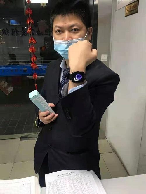 试点事前安全预防 25名公交司机戴上智慧手表(图1)