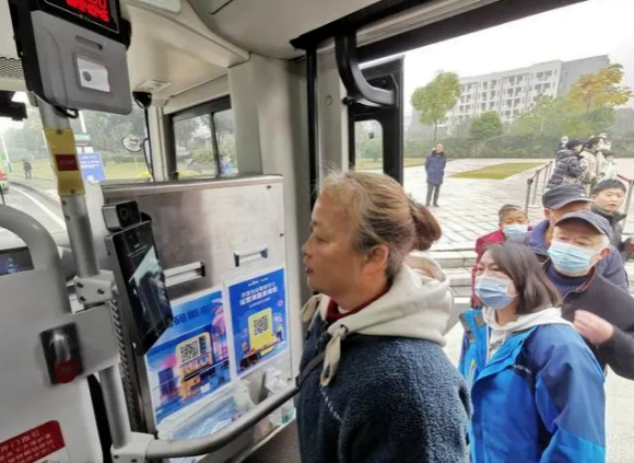重庆：全国首个L4级自动驾驶公交车收费运营啦！(图2)