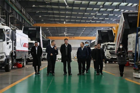 重庆市政府副秘书长周青到中车电动调研 肯定了公司新能源领域创新(图1)