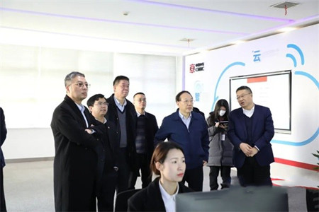 重庆市政府副秘书长周青到中车电动调研 肯定了公司新能源领域创新(图4)