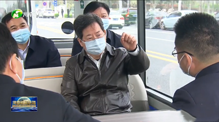 河南省委书记楼阳生调研金融岛，体验宇通自动驾驶巴士(图1)