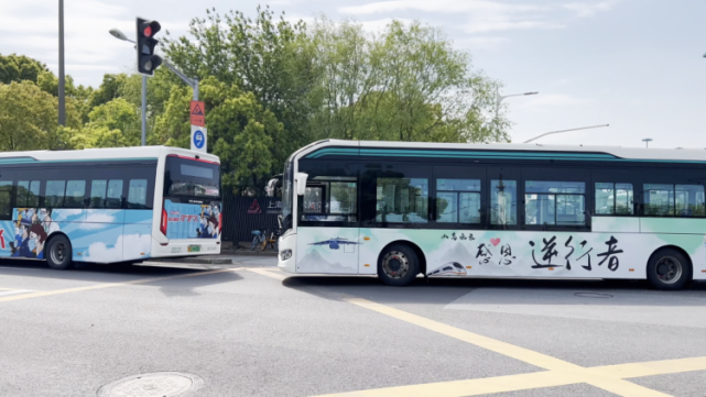 上海100多辆公交车首次推出抗疫海报，将这座城市的感念和心愿载于公交车身！(图2)
