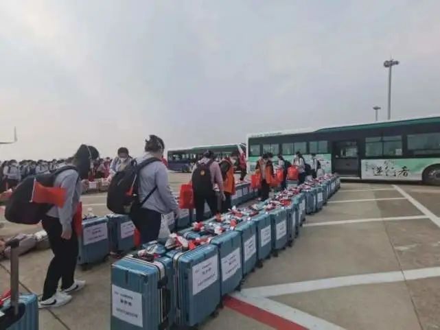 上海100多辆公交车首次推出抗疫海报，将这座城市的感念和心愿载于公交车身！(图3)